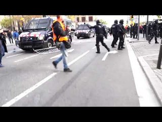 Corredisses i cops de porra dels mossos a la Via Laietana