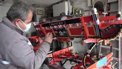 Baba mesleğini minyatür at arabası yaparak yaşatıyorlar