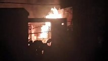 गैरेज में खड़ी ओमनी में अचानक आग लगी, धू धू कर कार जलने से मची अफरा-तफरी