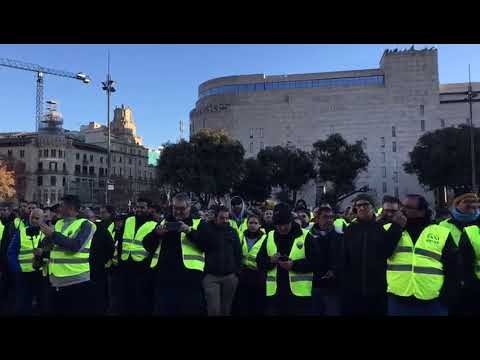 Els taxistes s'organitzen a plaça Catalunya per començar l'assemblea
