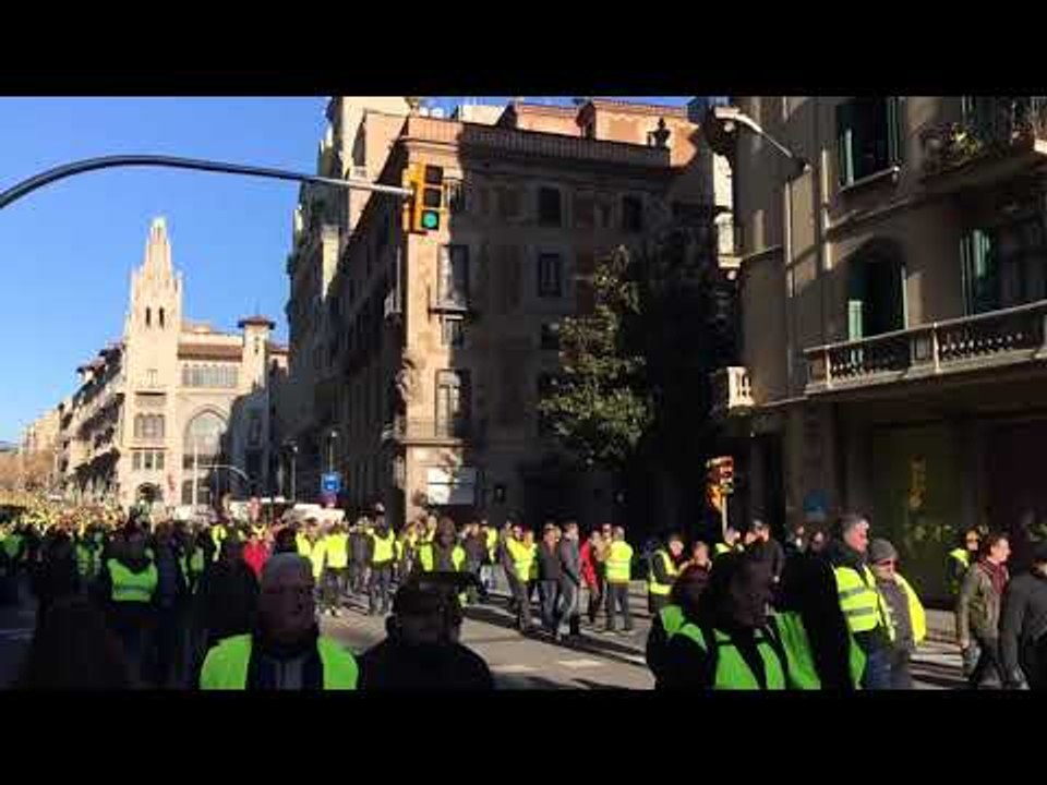 Els taxistes baixen per la Via Laietana per anar a protestar al Parlament