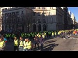 Els taxistes marxen cap al Parlament vestits amb armilles grogues