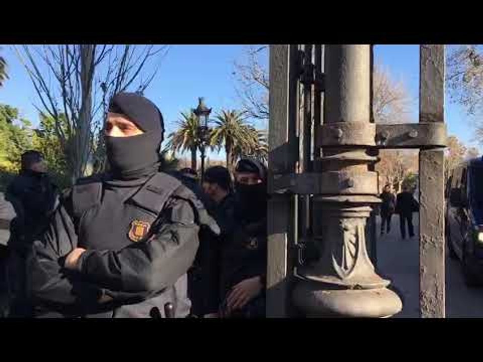 Els Mossos custodien l'entrada al Parc de la Ciutadella per evitar els taxistes