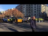 Cinquè dia de vaga de taxis; els taxistes van a l'assemblea de plaça Catalunya