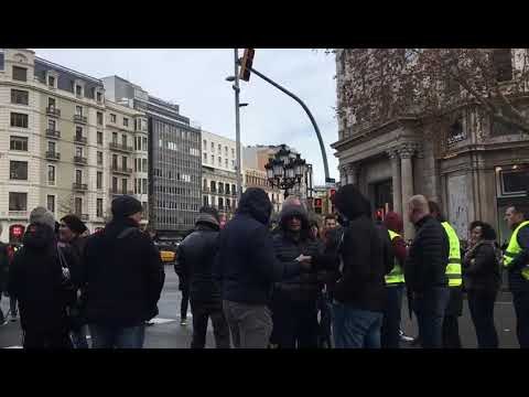 Els taxistes segueixen a la Gran Via en el sisè dia de vaga