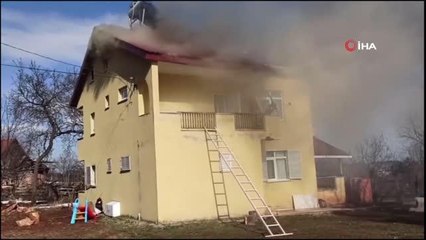 İki katlı evin çatısında çıkan yangın büyümeden söndürüldü
