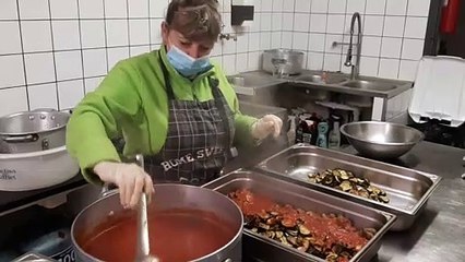 Une restauratrice de Caromb (Vaucluse) offre trente repas chaque semaine aux plus démunis