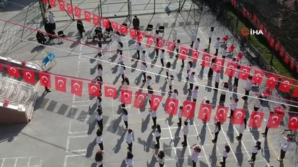 Pandemide Samsun'da rekor kırıldı: 100 öğrencinin katılımıyla "İstiklal Marşı" işaret diliyle okundu