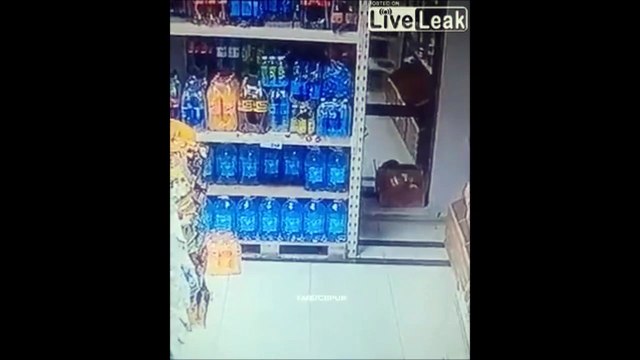 Une bouteille fait un bottle trick toute seule... Puissant