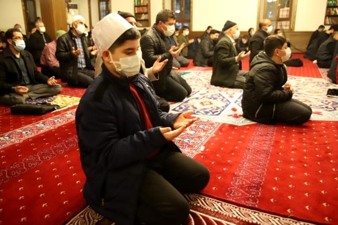 Miraç Kandili'nde eller semaya açıldı