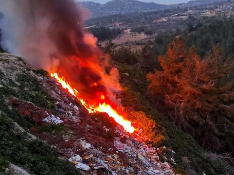 Kuşadası'nda hafriyat döküm alanında yangın çıktı