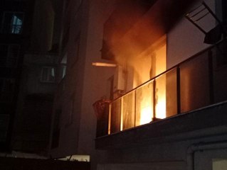 İtfaiye ekipleri kapıyı kırdı, alevlere müdahale etti