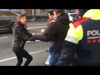 Descargar video: Tensió entre Mossos i manifestants a Gran Via amb Urgell