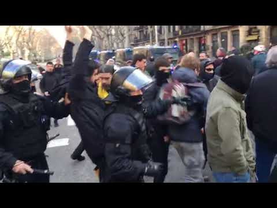 Els CDR tornen a ocupar la Gran Via després que els Mossos els hagin desallotjat