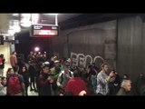 21-F: Manifestants ocupen les vies del tren a plaça Catalunya
