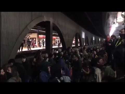 Els estudiants ocupen les vies del tren a l'estació de plaça Catalunya