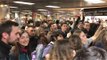 Canten 'L'Estaca' a l'estació de tren de plaça de Catalunya