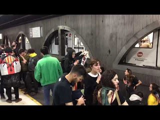 21-F: Els manifestants ocupen les vies de l'estació de Renfe de plaça Catalunya