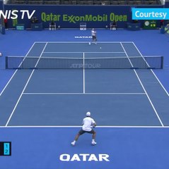 Video herunterladen: Thiem survives Karatsev scare in Doha