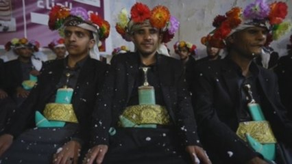 Novios ciegos yemeníes celebran una boda multitudinaria y benéfica en Saná
