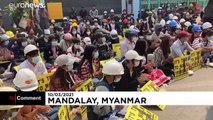 شاهد: متظاهرون ضد الإنقلاب في ميانمار يبتكرون أساليب لإعاقة قوات الأمن