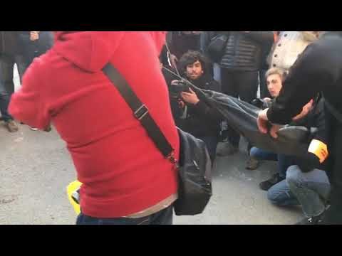 Crema d'una bandera espanyola a la concentració contra la visita del rei Felip VI pel Mobile