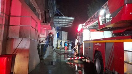 Son dakika... Arnavutköy'de kozmetik fabrikasının laboratuvar bölümünde yangın