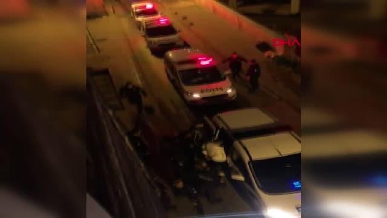 Son dakika haber... İSTANBUL-ÜSKÜDAR'DA POLİSİN DUR İHTARINA UYMADILAR, POLİS ARACINA ÇARPINCA YAKALANDILAR