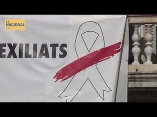 El moment de la instal·lació de la nova pancarta al Palau de la Generalitat