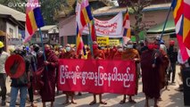 شاهد:  رهبان بوذيون ينضمون إلى مسيرة مناهضة للانقلاب في ميانمار