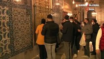 Eyüpsultan Camii'nde kısıtlamaya rağmen kandil yoğunluğu