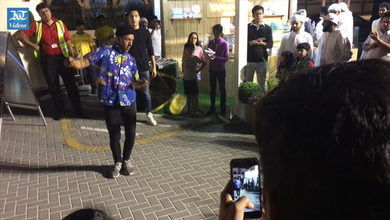 Juggling act at Etisalat Canteen at Dubai Food Festival