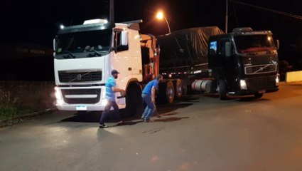 Caminhão quase tomba no viaduto da Rua Domiciliano Teobaldo Bresolin