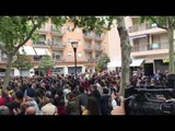Aplaudiments a l'inici de la connexió amb Oriol Junqueras i Raül Romeva al míting de Cambrils