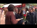Diana Riba regala el llibre de Raül Romeva a Inés Arrimadas per Sant Jordi