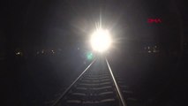 Raylardan karşıya geçerken yük treni çarptı