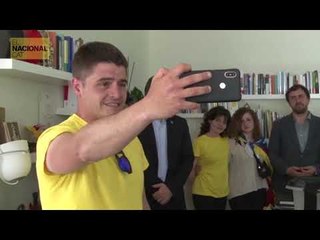 Rai López s'emociona mentre es dirigeix als seus seguidors