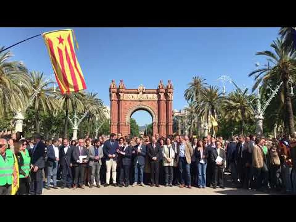 Els concentrats d'Arc de Triomf reben Torra amb crits de 'No esteu sols'