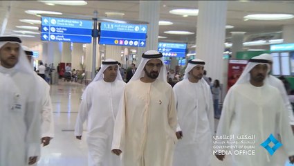 محمد بن راشد يزور مطار دبي الدولي ويطمئن على راحة وسلامة مستخدميه.mp4