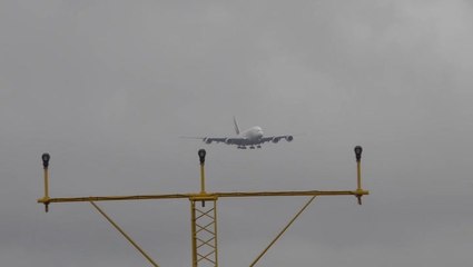 Emirates crosswind landing.mp4