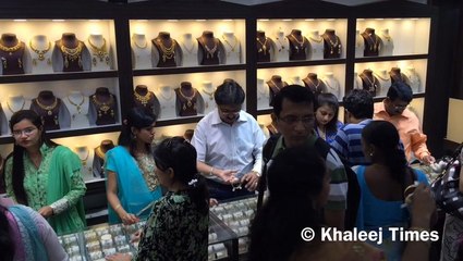 Скачать видео: Dubai's Meena Bazaar buzzes with activity during Dhanteras and Diwali shopping