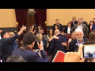 Abrazos a Raül Romeva en su entrada al Senado
