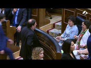 Junqueras se para a hablar con Isabel Celaá