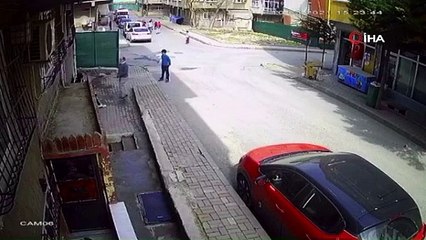 Kaldırımda oturan çocuklara kemerle saldırdı