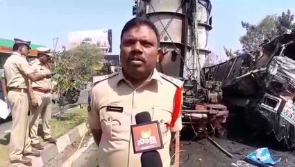 ఆయిల్‌ ట్యాంకర్‌ను ఢీకొట్టిన లారీ; ఒకరు సజీవ దహనం