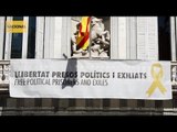 La pancarta per la llibertat dels presos polítics torna al balcó del Palau de la Generalitat