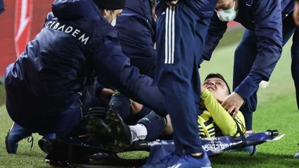 Antalyaspor maçında sakatlanan Mesut Özil koltuk değnekleriyle görüntülendi