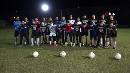 Esad rejiminin elinde olan babasını kurtarmak için futbolcu olmak istiyor