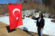 Yıpranmış Türk bayraklarını yenileri ile değiştiriyor