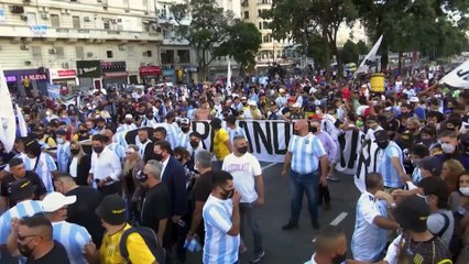 Argentinos pedem justiça para Maradona